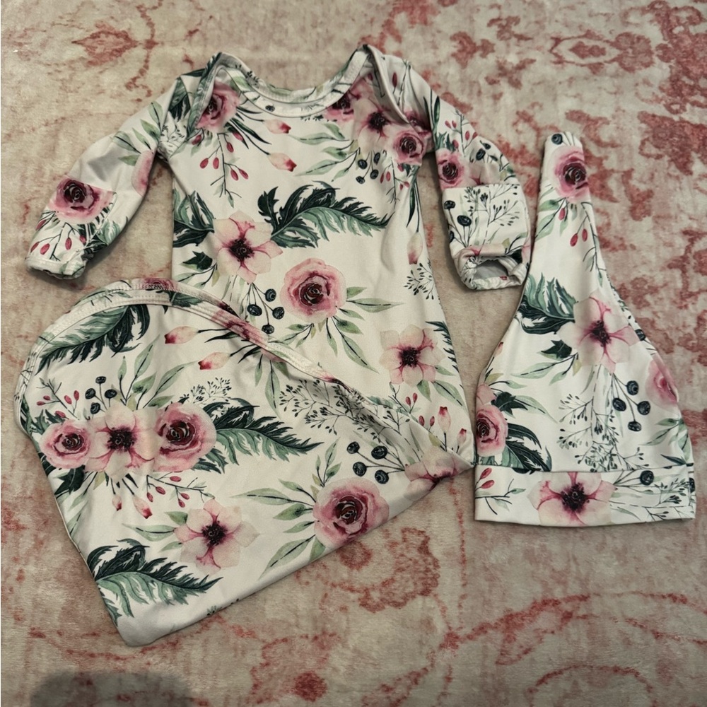 Terriboo Baby Girl (0-3 months) Long Sleeve Knotted gowns with matching hat x4 - Picture 5 of 11